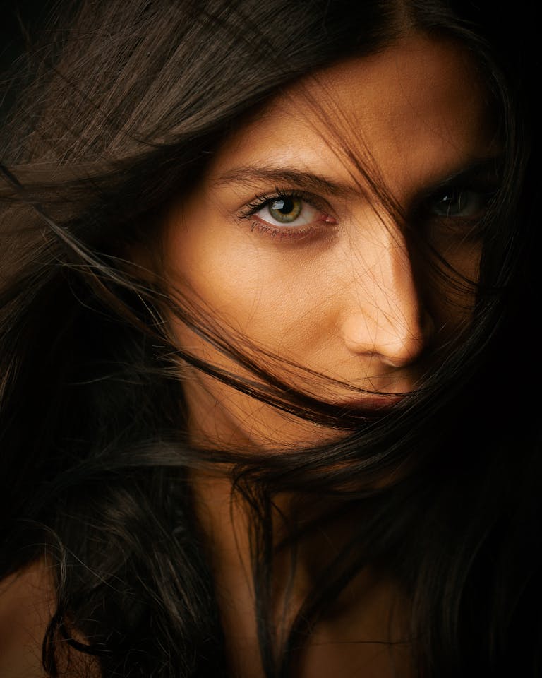 Primer plano editorial de rostro femenino con expresión serena e intensa.