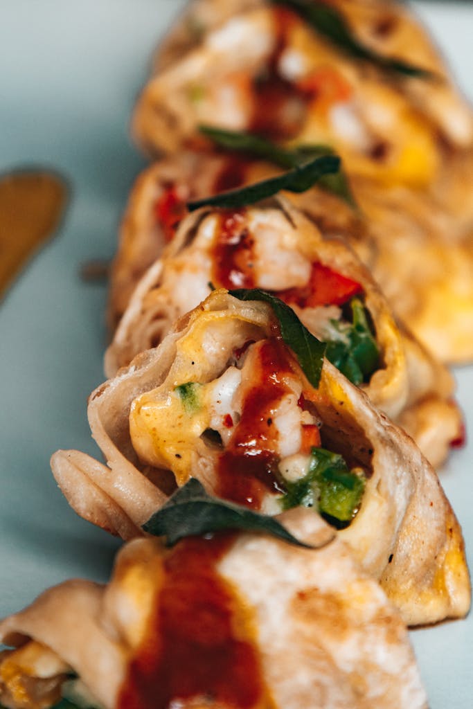Wrap de huevo, queso y aguacate cortado en porciones.