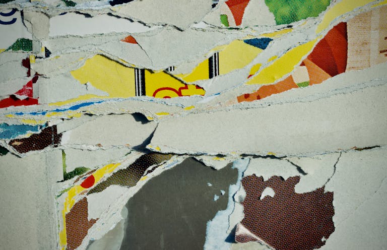Composición abstracta de papeles rasgados y capas superpuestas, con textura e irregularidad visual de estilo editorial.