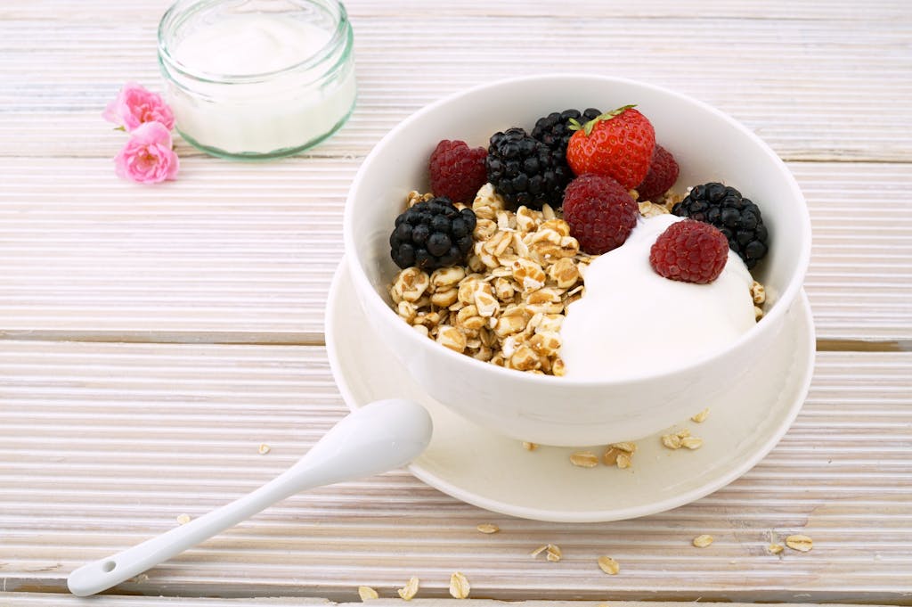 Bowl de yogur con fruta fresca y granola.