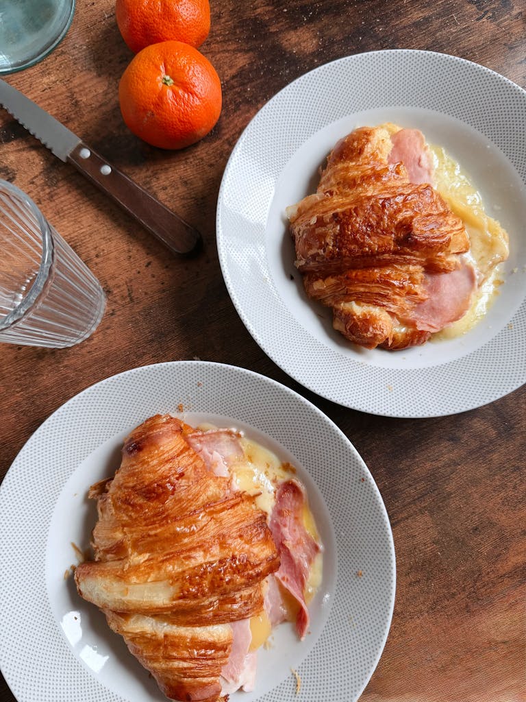 Croissant de jamón, bacon y queso.