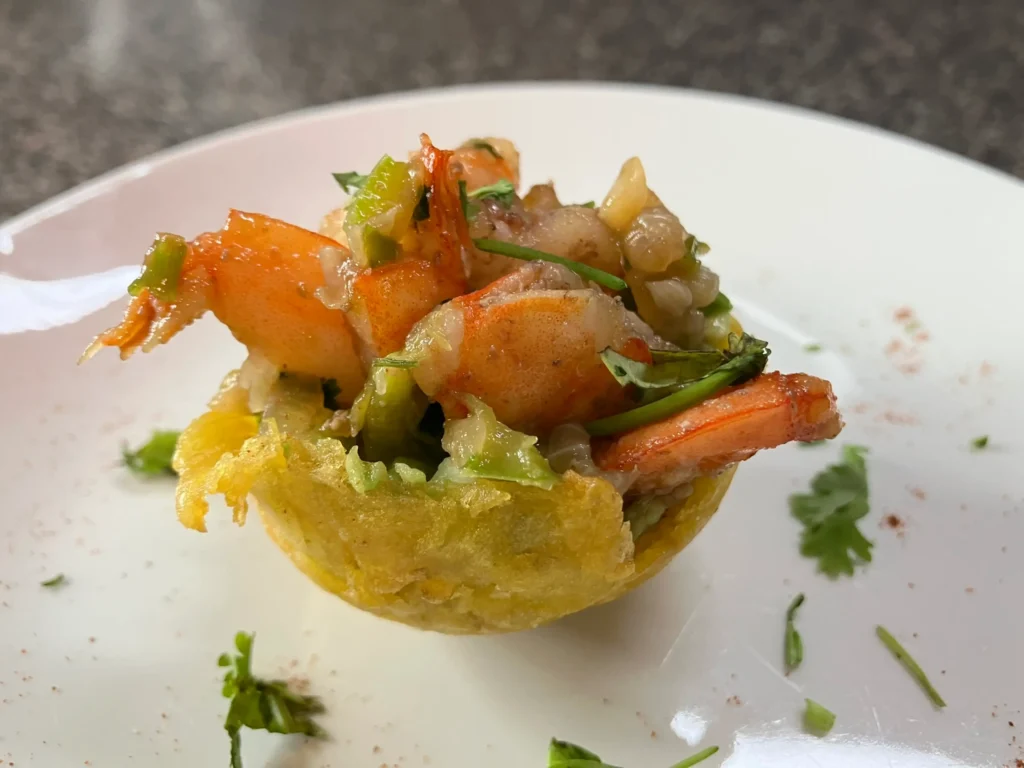 Presentacion final de un guacatoston relleno de guacamole y camarones en CarolinMagazine