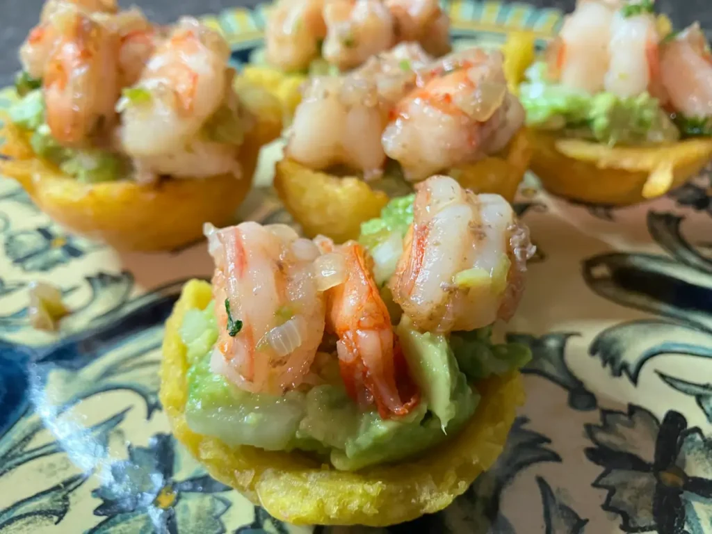 Guacatostones canastas de platano macho con guacamole y camarones listos para servir en CarolinMagazine