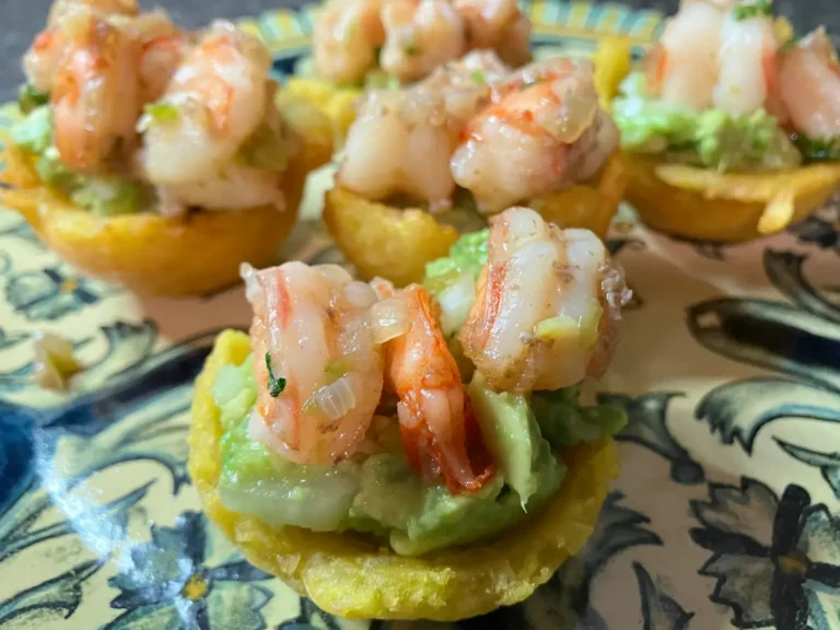 Guacatostones canastas de platano macho con guacamole y camarones listos para servir en CarolinMagazine