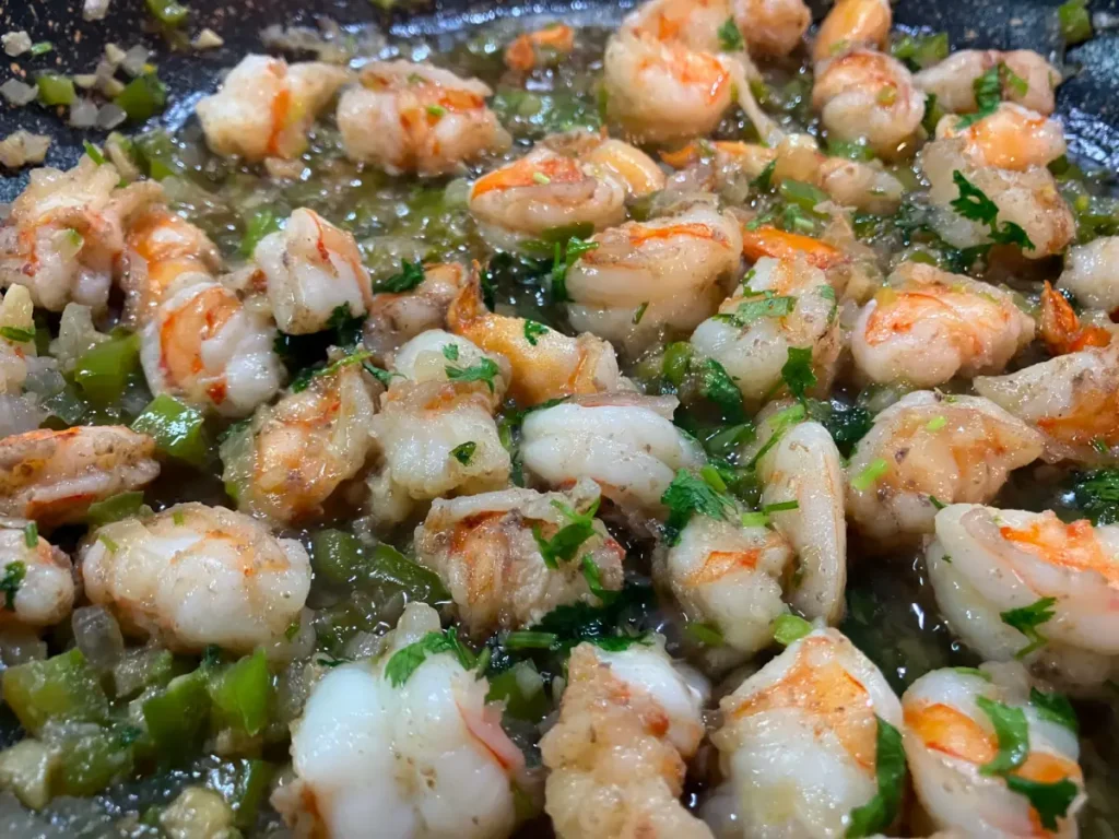 Guisado de camarones con sofrito caribeño de pimiento y cilantro en CarolinMagazine