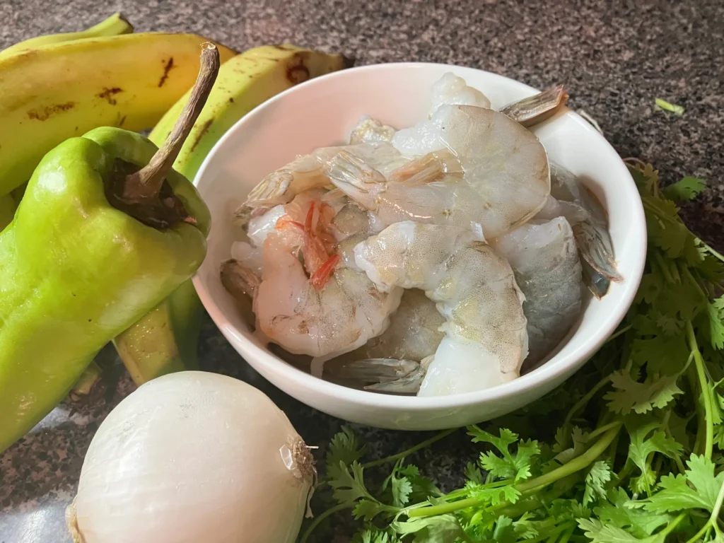 Ingredientes frescos para el guisado de camarones con sofrito caribeño en CarolinMagazine