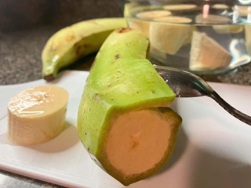 Proceso para pelar y cortar plátano macho en rebanadas gruesas para tostones en CarolinMagazine
