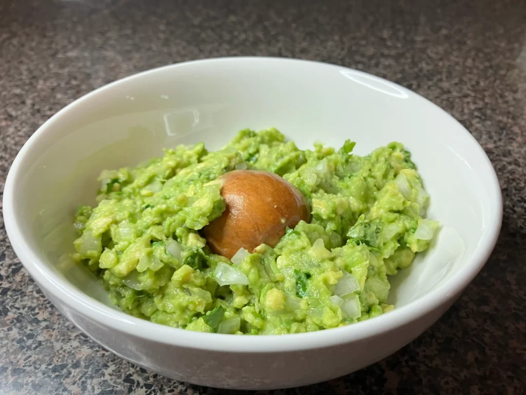 Guacamole casero con cebolla y cilantro servido con su hueso en CarolinMagazine